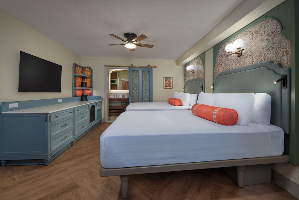 Water View. Hearing accessible - visual alarms and notifications. 2 queen beds. photo 2
