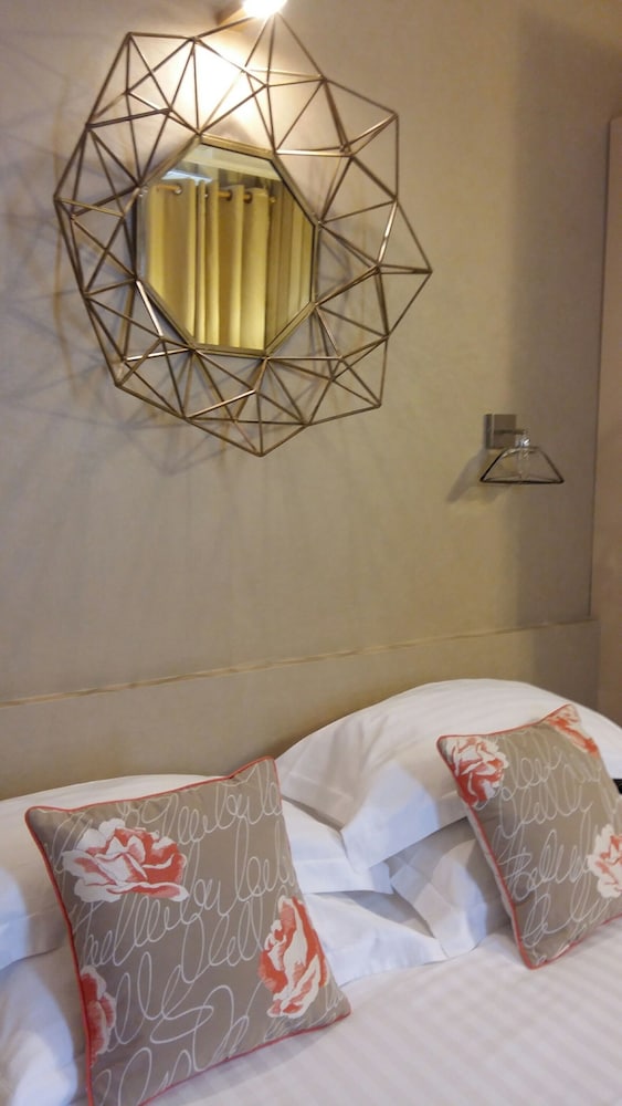 Superior Room, 1 Queen Bed thumbnail 6