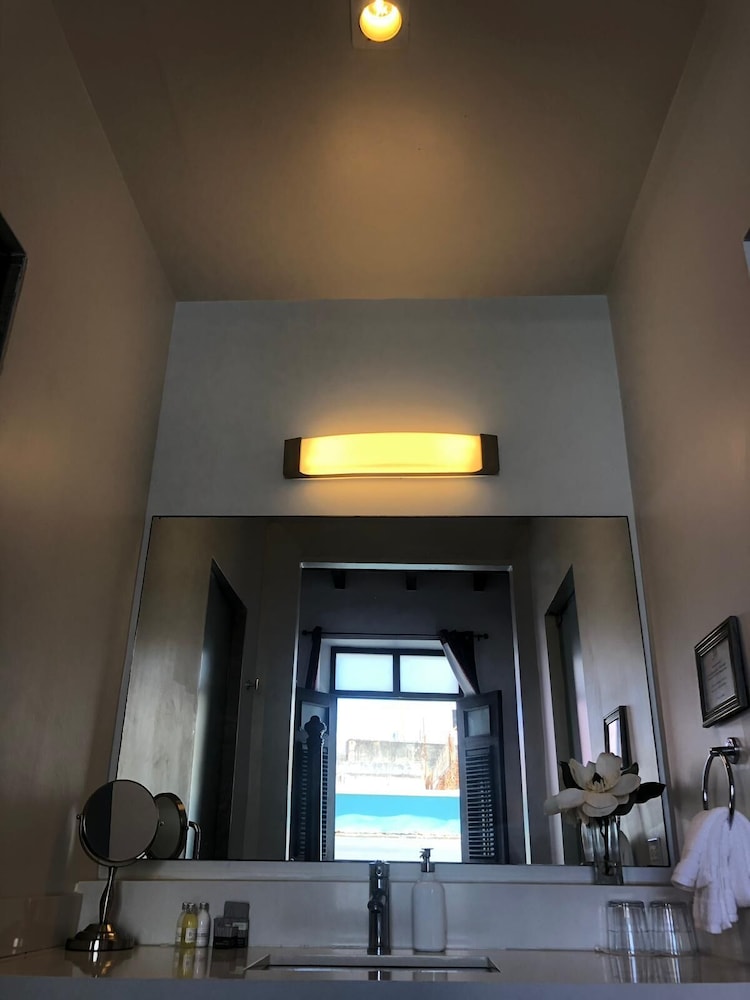 Deluxe Suite, 1 King Bed, Balcony - Photo 13