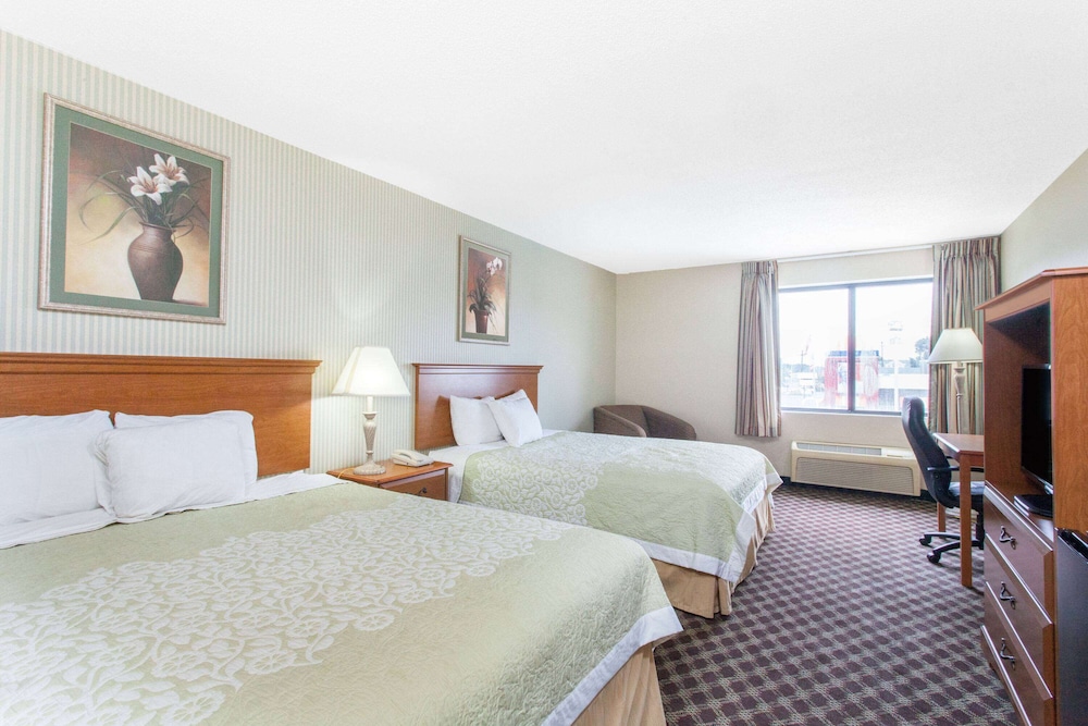 Room, 2 Queen Beds, Non Smoking - Photo 1