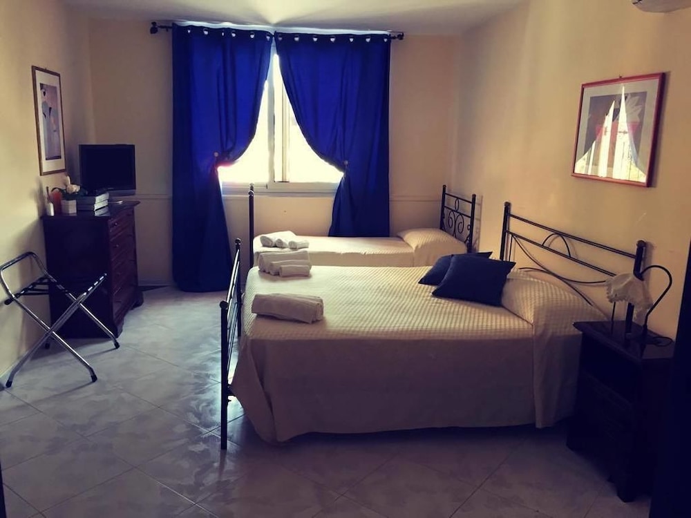 Triple Room, Accessible photo 1