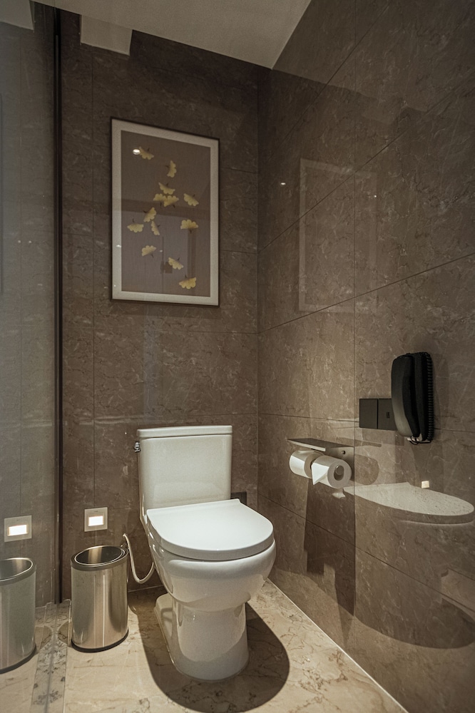 DELUXE SKY ROOM, 1 King Size Bed, Private Balcony, City View - Photo 3