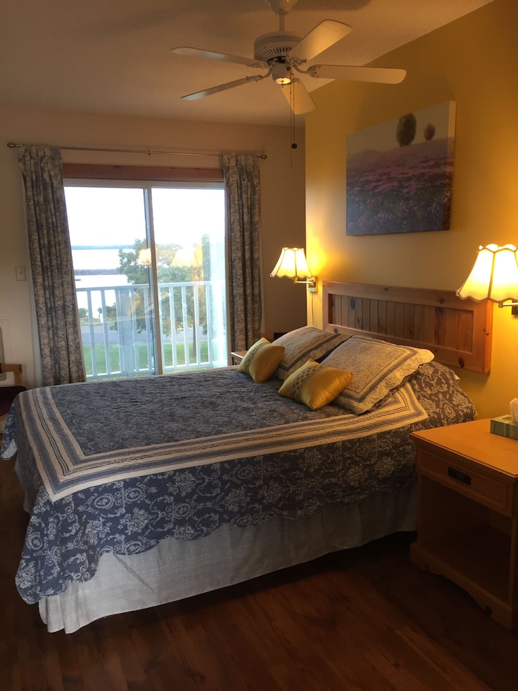 Suite, 1 Queen Bed, Kitchenette photo 2