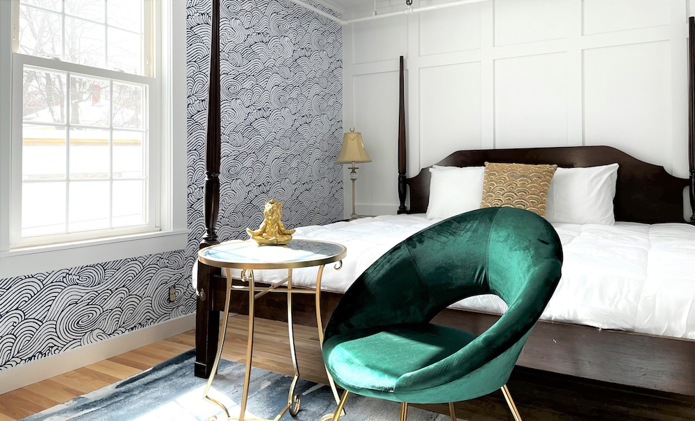 Signature Room, King Bed with Fireplace