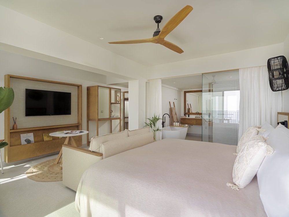 The Reserve Junior Suite Front Ocean View with Terrace Bathtub photo 2