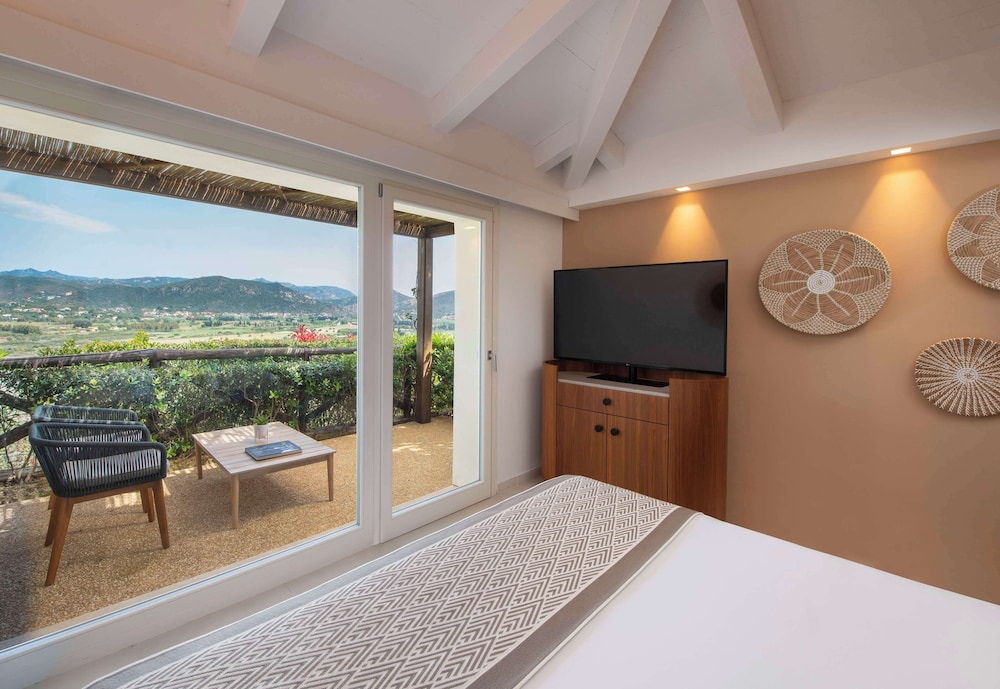 Deluxe Room, 1 King Bed, Lagoon View