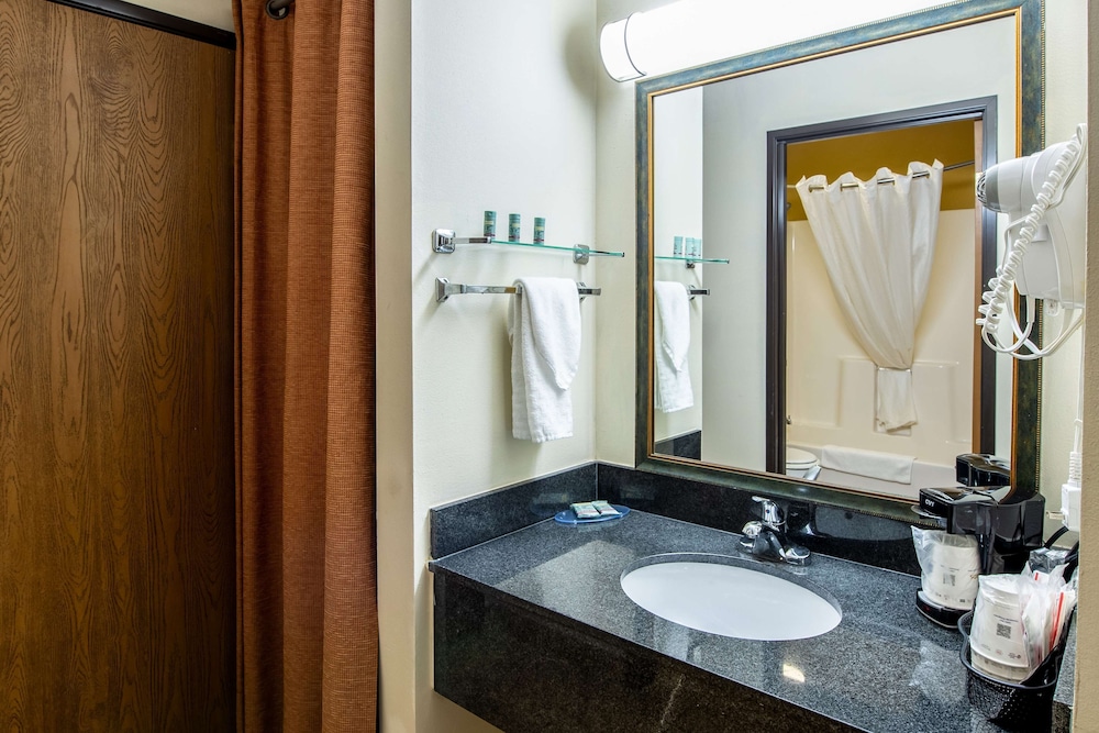 Deluxe Room, 1 King Bed, Non Smoking, Jetted Tub - Photo 5