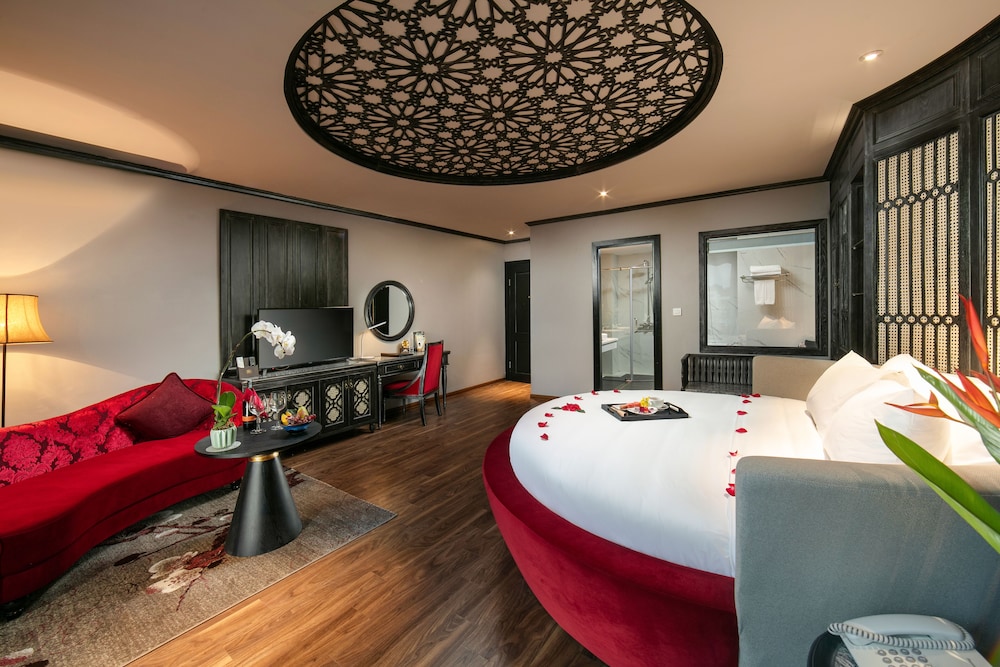 Shining Queen Suite