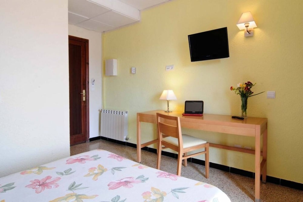 Standard Double Room thumbnail 6