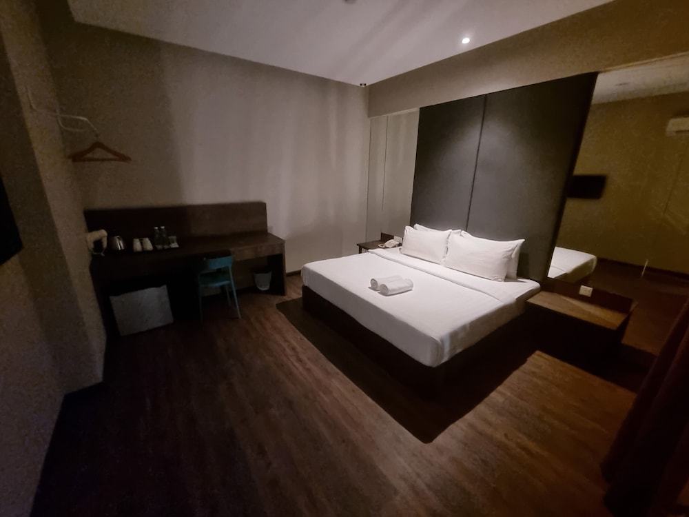 Premier Room, 1 Queen + 1 King, with Window photo 2