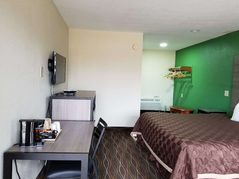 Room, 1 King Bed, Smoking - Photo 9