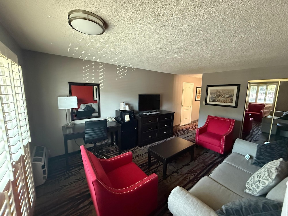 Business Suite, 1 Queen Bed with Sofa bed, Non Smoking, Corner - Photo 2