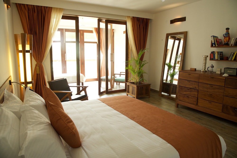 Deluxe Suite, 1 Bedroom, Pool View photo 2