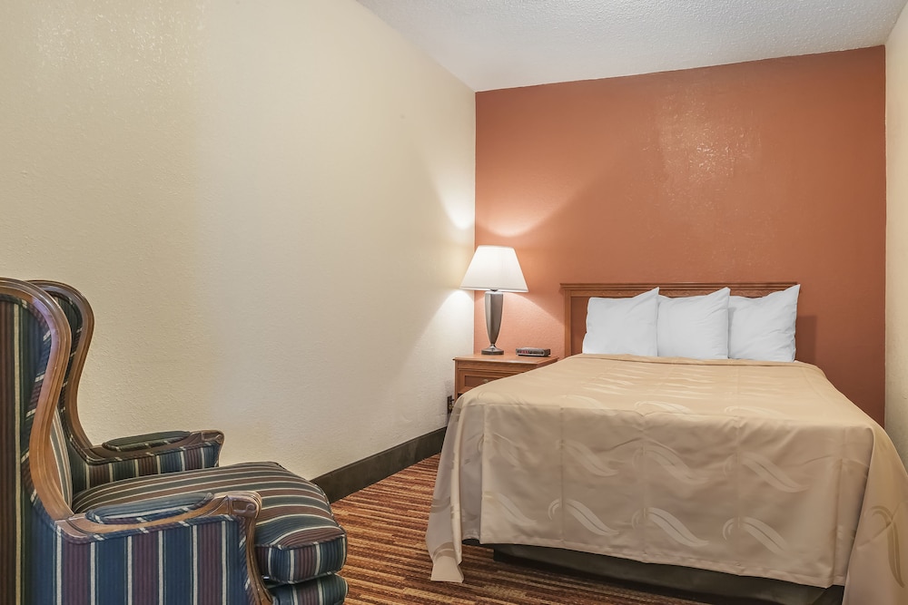 1 Double Bed, Suite, Nonsmoking, Upgrade photo 2