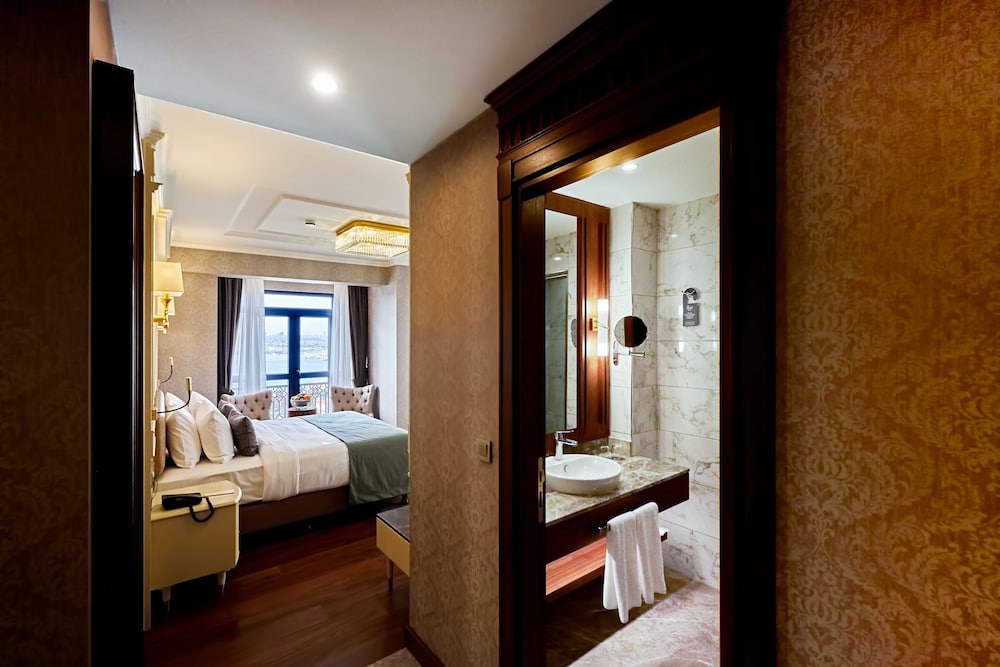 Deluxe Room, 1 Double Bed, Sea View photo 2