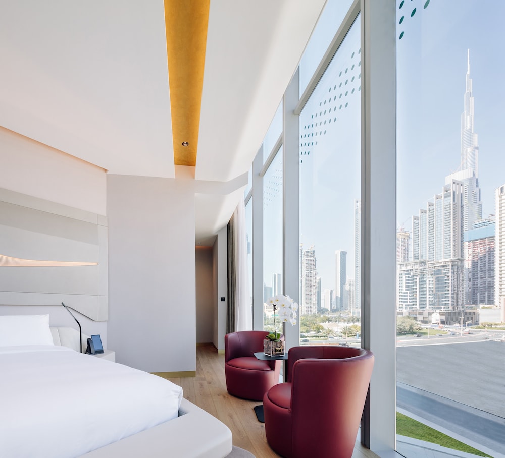 Beyond ME + Suite with Burj Khalifa View and Jacuzzi