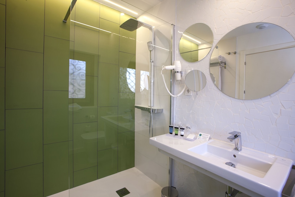 Twin Room - Photo 16
