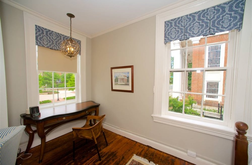 Room, Private Bathroom (9 - Monroe)