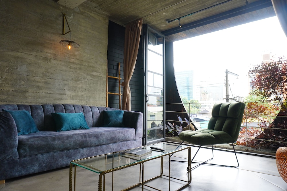 Loft 16: Design Loft, 1 Bedroom, Bathtub, City Views