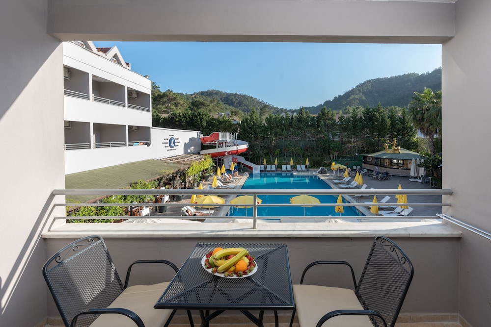Room, Pool View - Photo 2