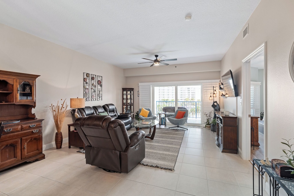 Sunny 3BR Condo Steps to Beach Pool NSB FL, 사진 13