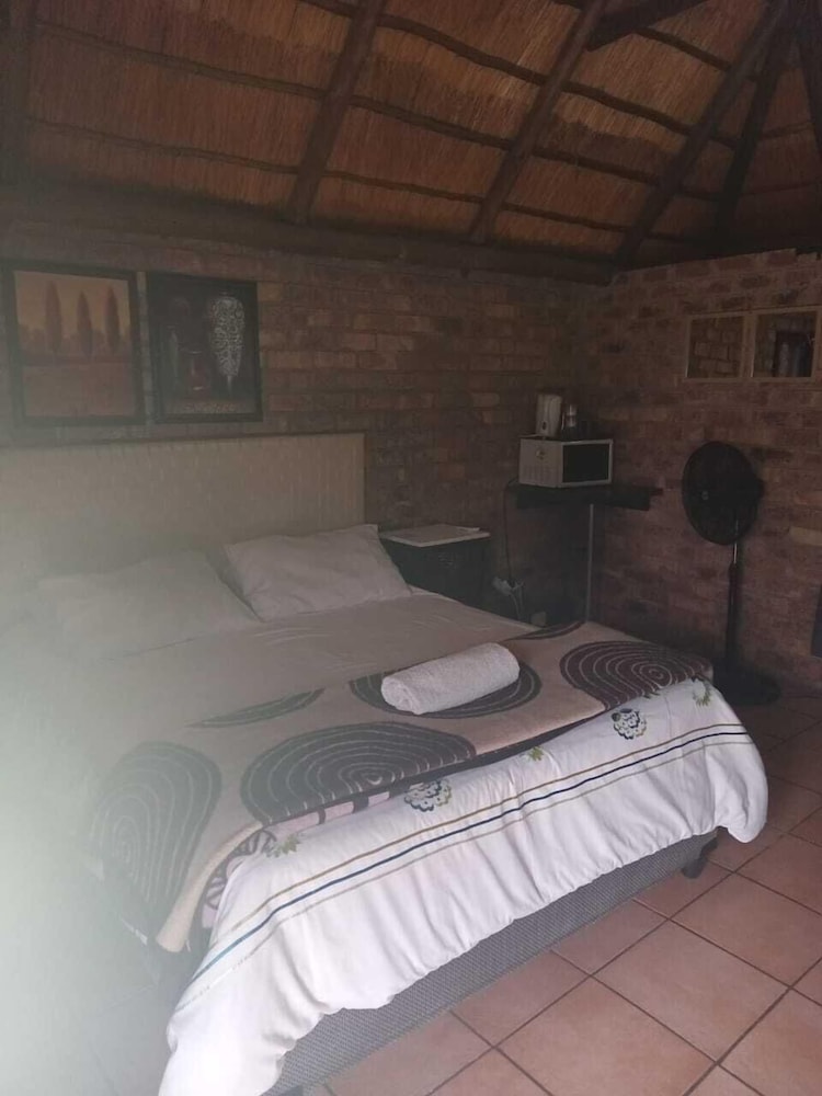 Standard Room, 1 Queen Bed photo 3