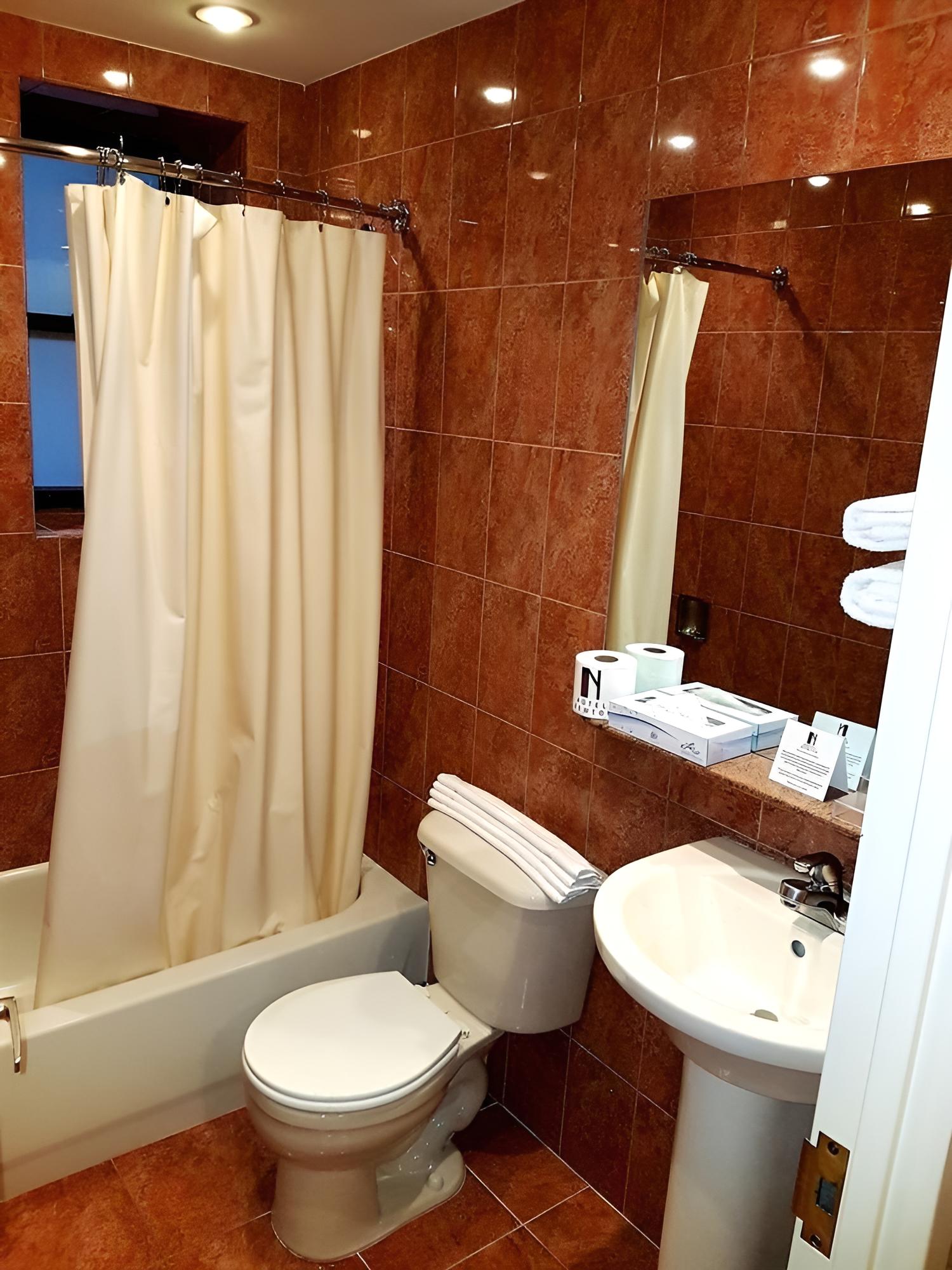 Superior Room, 1 Queen Bed photo 3