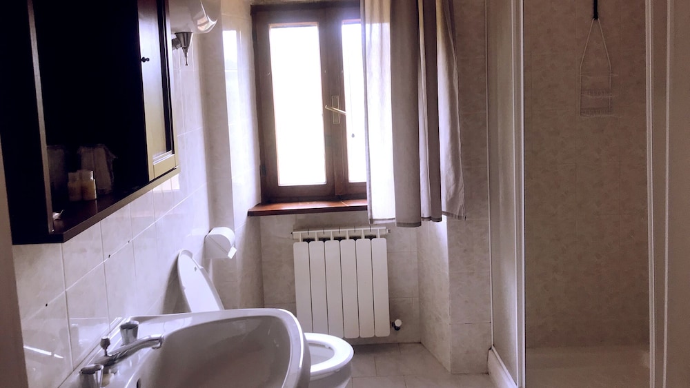 Basic Quadruple Room, Ensuite, Courtyard View photo 2