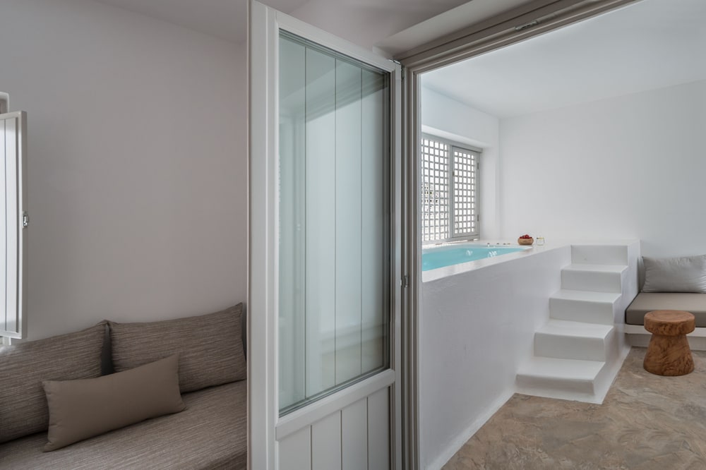 Luxury Suite with Outdoor Hot Tub - Photo 2