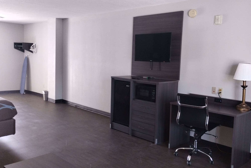 Studio Suite, 1 King Bed, Non Smoking - Photo 4