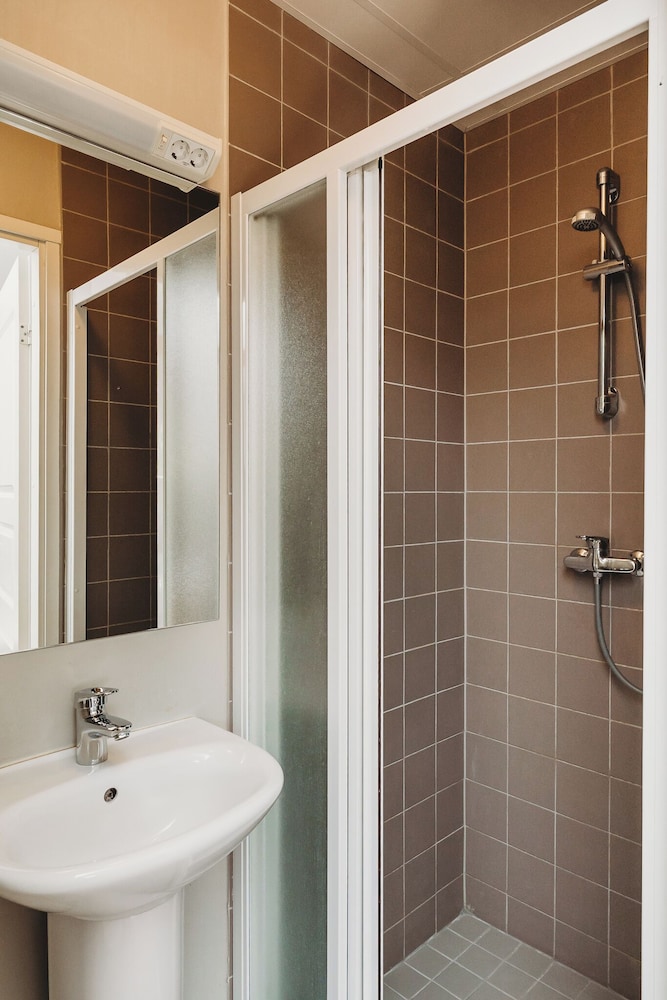 Quadruple Room, Private Bathroom (Top Floor, No Elevator) photo 2