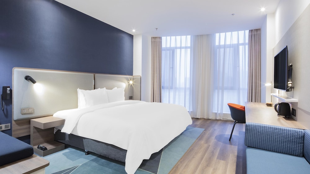 Standard Room, 1 King Bed, Non Smoking photo 2
