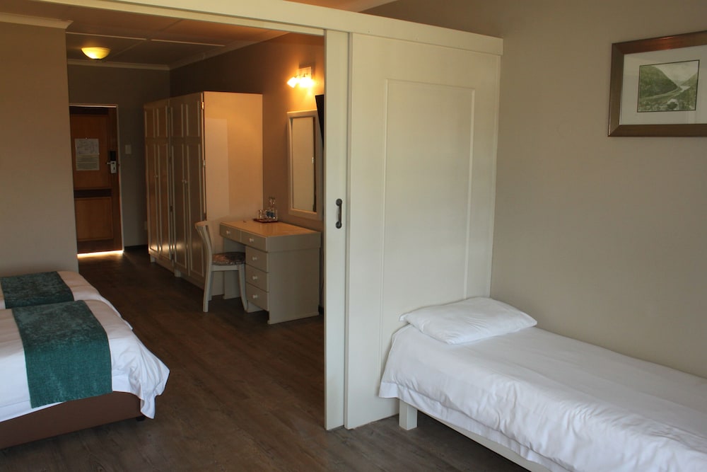 Deluxe Family Quad Twin Room photo 3