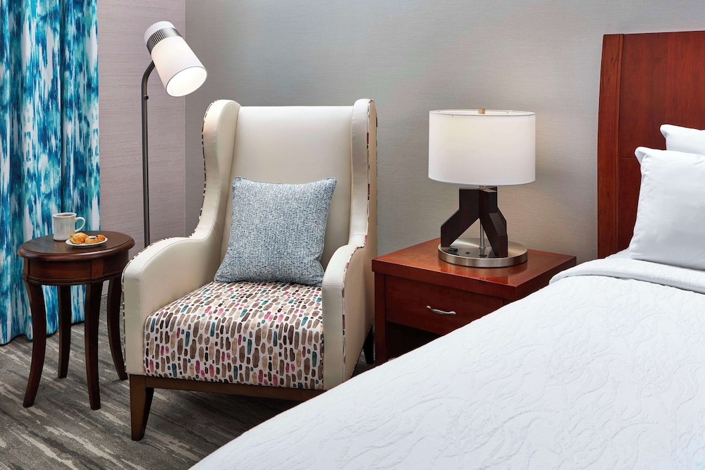 Premium Room, 1 King Bed, Poolside - Photo 4