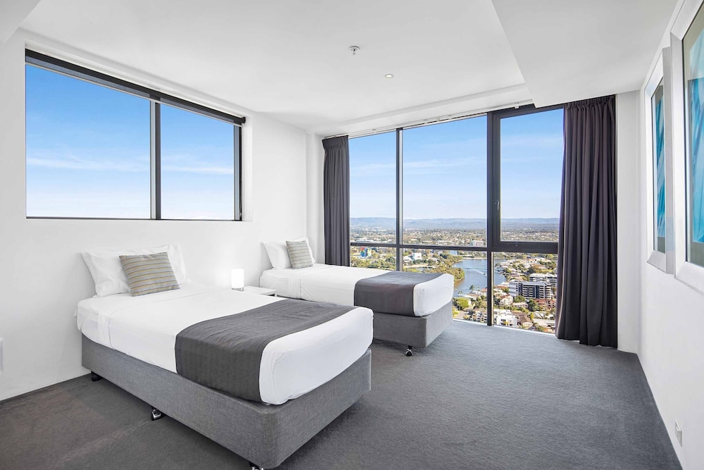 Sub Penthouse, 3 Bedrooms, 2 Bathrooms, Ocean View (Level 35) photo 1