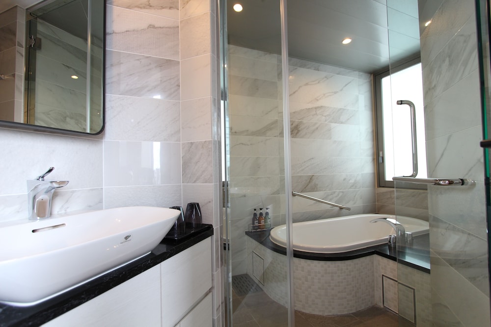 Deluxe Twin Room, Non Smoking(Room capacity: 2 pax over 6 years old, 2 pax 0-5 years old)