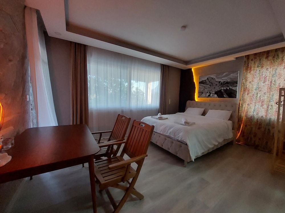 Grand Double Room, 1 Queen Bed, Beachside photo 2