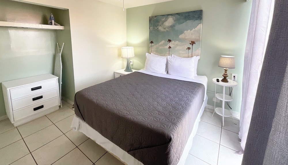 Business Suite, 1 Queen Bed, Kitchenette, Courtyard View