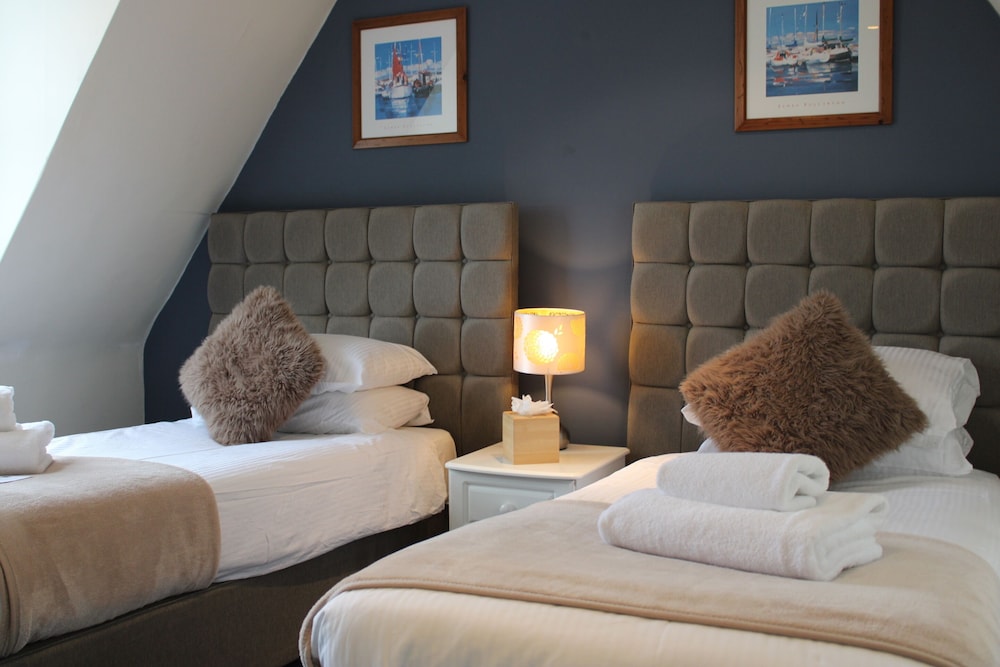 Standard Twin Room, Ensuite photo 3