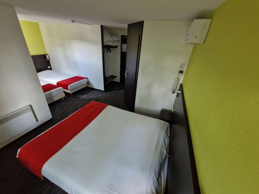 Standard Room, Multiple Beds photo 3