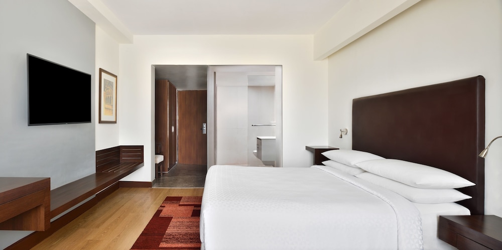 Room, 1 King Bed, City View - Photo 5