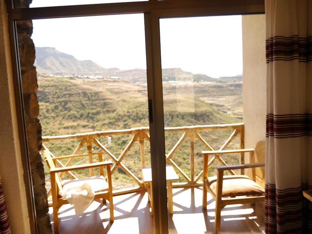 Traditional Double Room Single Use, 1 Queen Bed, Balcony, Mountain View photo 3