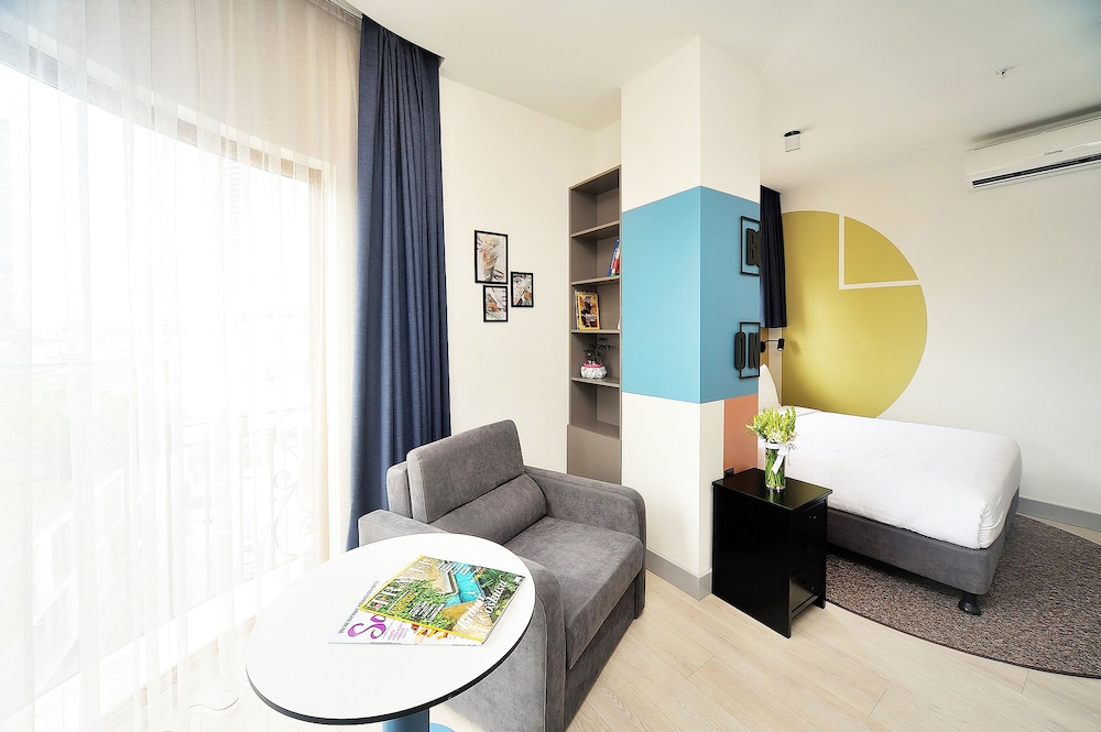 Corner Room photo 2