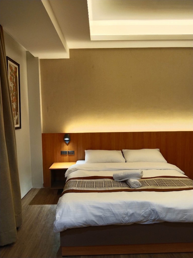 Deluxe Room, 1 Queen Bed, Non Smoking, Pool Access photo 2