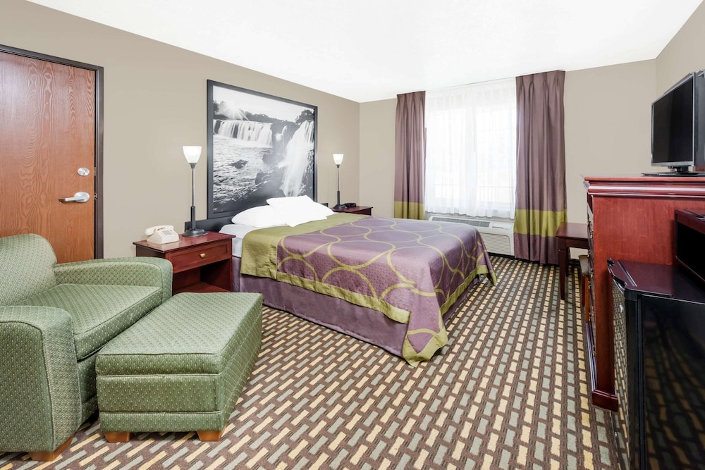Room, 1 Queen Bed, Microwave - Photo 2