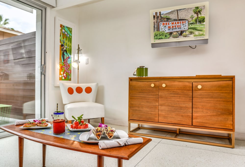 Luxury Room, 1 King Bed, Patio photo 3