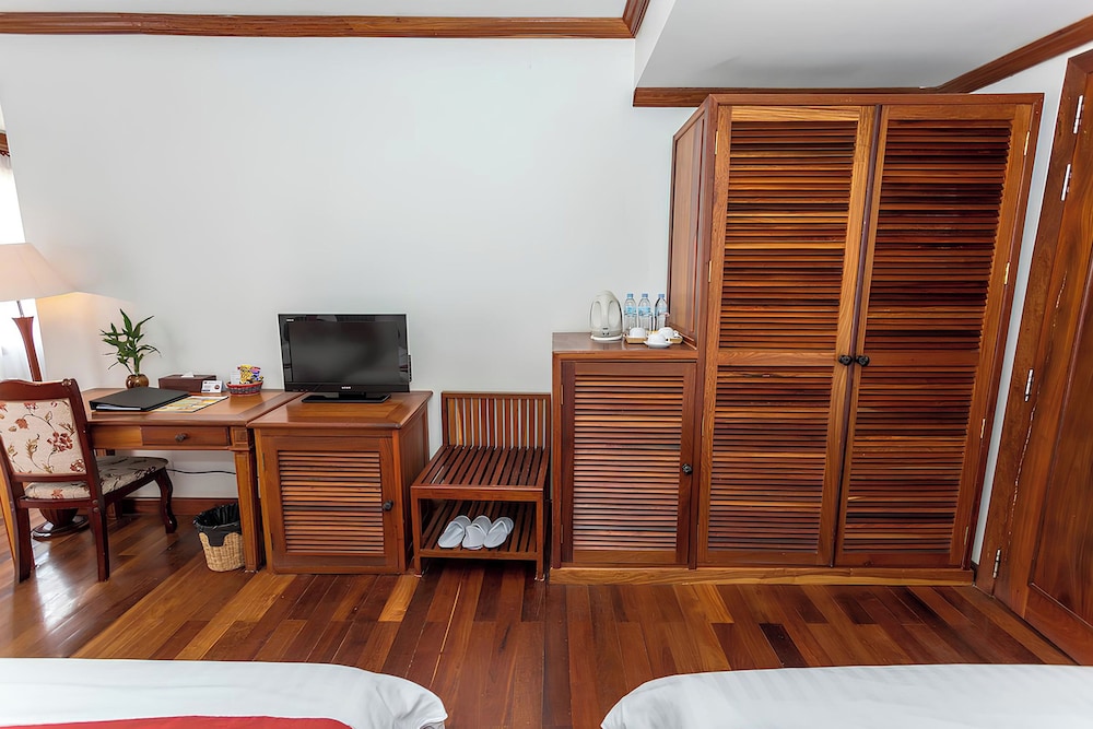 Deluxe Twin Room with Balcony - Photo 10