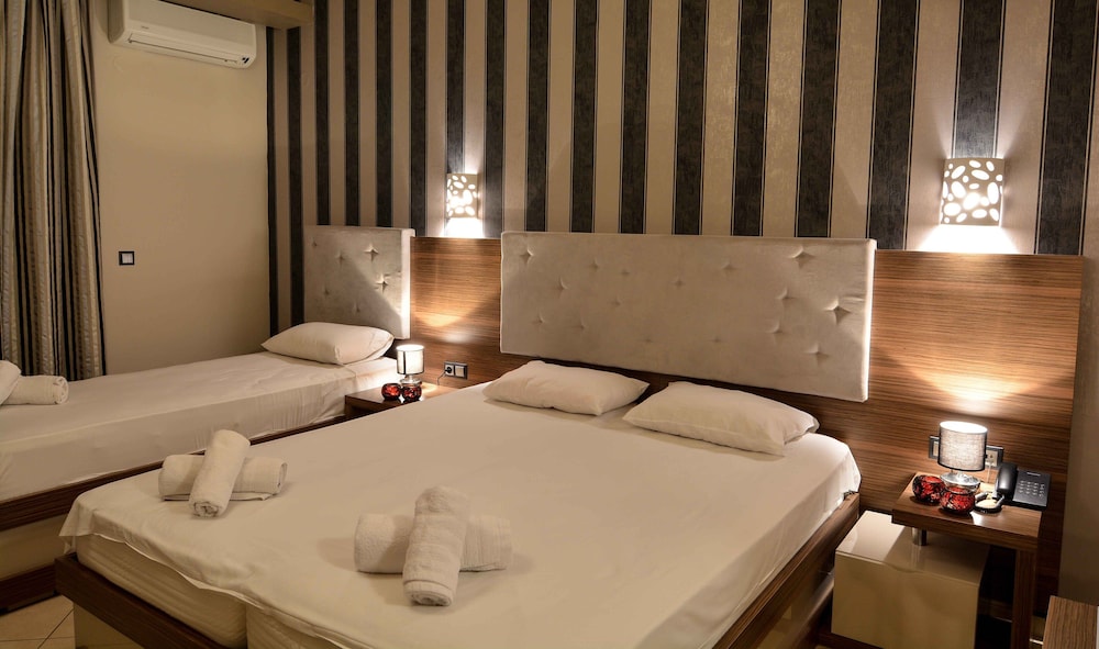 Deluxe Triple Room, Partial Sea View