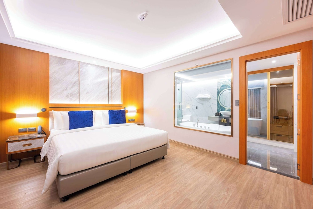 Suite, 1 Bedroom, Pool View (Twin Suite)