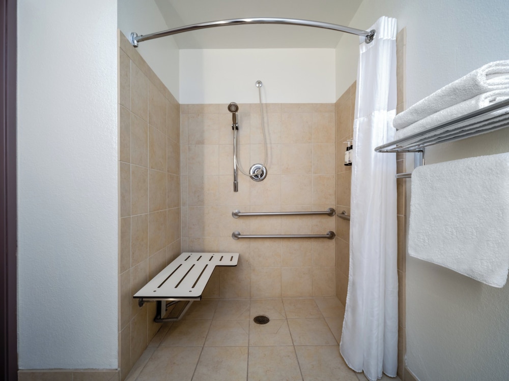 Room, 1 King Bed, Roll-in Shower (Communications, Mobility Accessible) photo 1